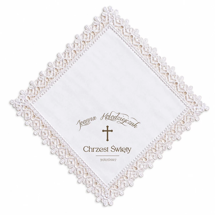 Biała szatka do chrztu z dekoracyjną gipiurą i personalizowanym nadrukiem.