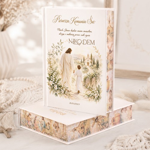 Personalizowana Biblia na Komunię dla chłopca z Jezusem.