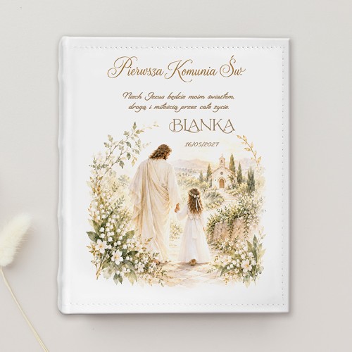 Personalizowany album komunijny dla dziewczynki przedstawia Jezusa prowadzącego dziecko w stronę kościoła.
