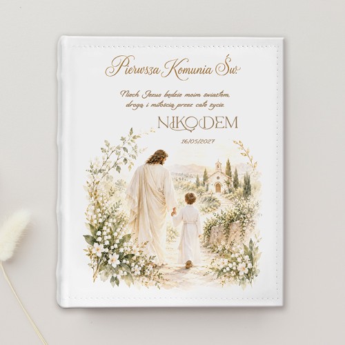 Personalizowany album komunijny dla chłopca z Jezusem to elegancka pamiątka Pierwszej Komunii Świętej.