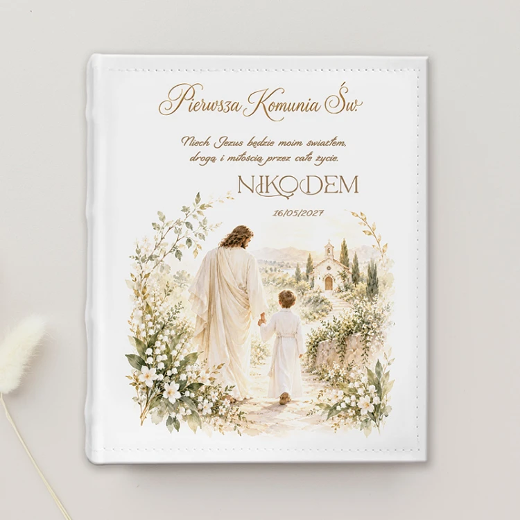 Personalizowany album komunijny dla chłopca z Jezusem to elegancka pamiątka Pierwszej Komunii Świętej.