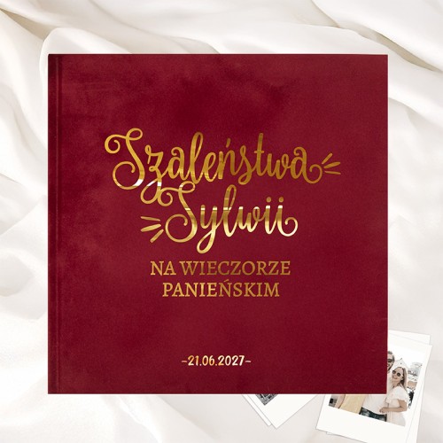 Bordowy album na wieczór panieński z personalizowanym złotym napisem na okładce.
