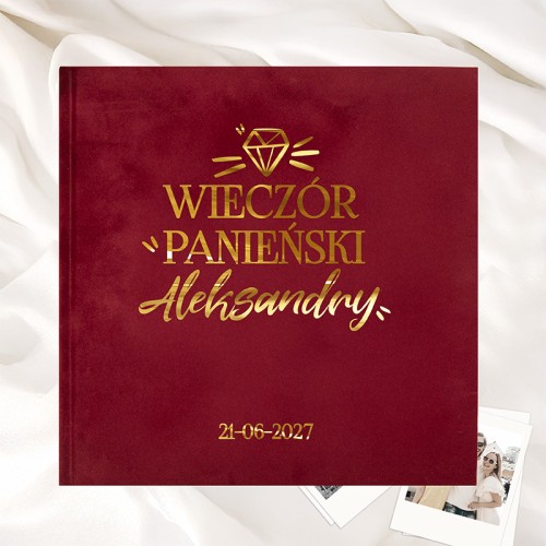 Bordowy album na wieczór panieński z personalizowanym złotym napisem i datą wydarzenia na okładce.