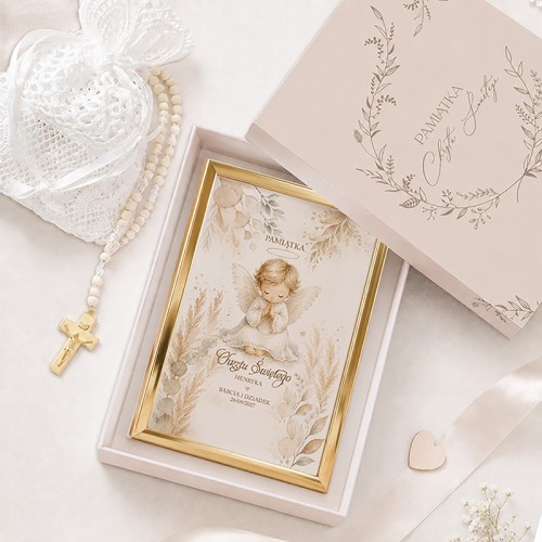 Pamiątka Chrztu Świętego z personalizowanym obrazkiem i różańcem dla dziecka od bliskich.
