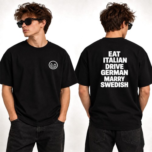 Czarna męska koszulka z dużym napisem na plecach to wyrazisty T-shirt w streetwearowym stylu.