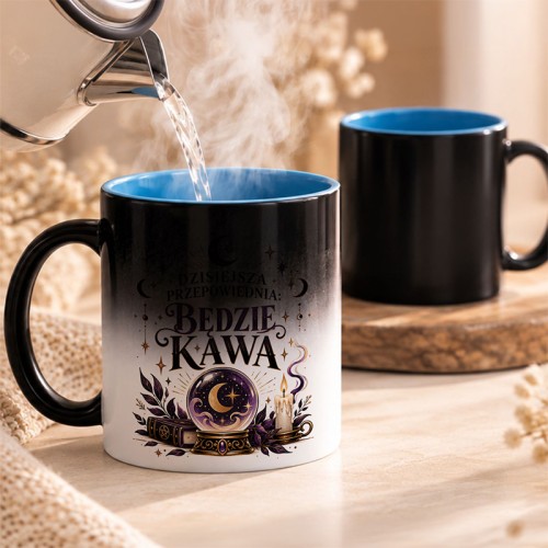 Personalizowany kubek z imieniem i motywem kryształowej kuli to zabawny prezent dla miłośnika kawy.