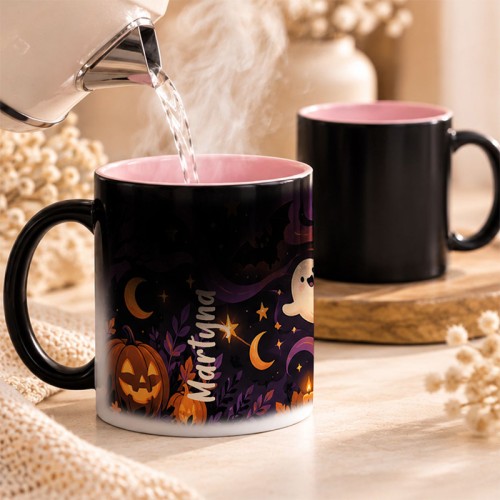 Personalizowany kubek z imieniem, dynią, duszkiem i nietoperzami to ciekawy prezent na Halloween.