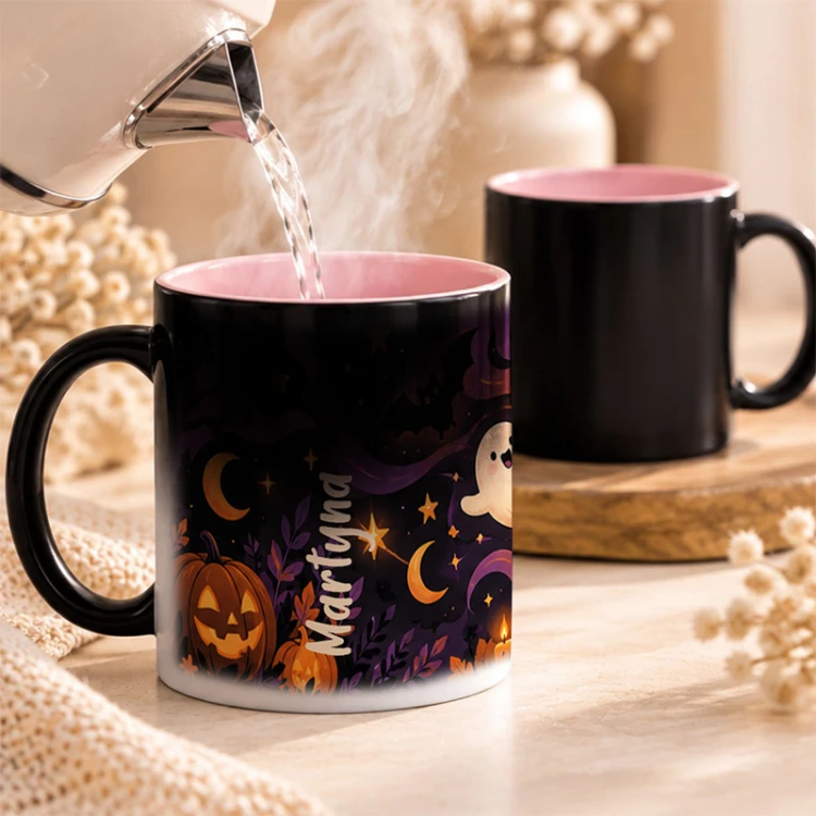 Personalizowany kubek z imieniem, dynią, duszkiem i nietoperzami to ciekawy prezent na Halloween.