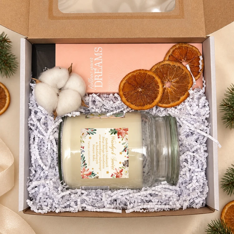Zestaw „Zapach Świąt” zawiera świecę, dyfuzor oraz dekoracje z pomarańczy i bawełny.