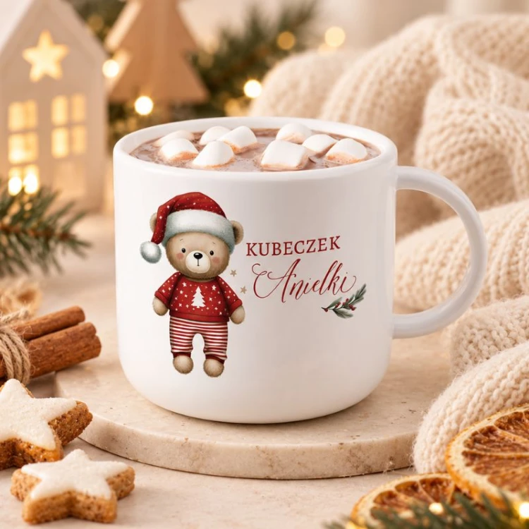 Plastikowy kubek świąteczny z imieniem dziecka i uroczym misiem - personalizowany prezent pod choinkę.