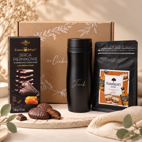 Czarny zestaw prezentowy z kubkiem termicznym z imieniem, kawą o smaku whisky i piernikami Kopernik - elegancki prezent dla mężczyzny.