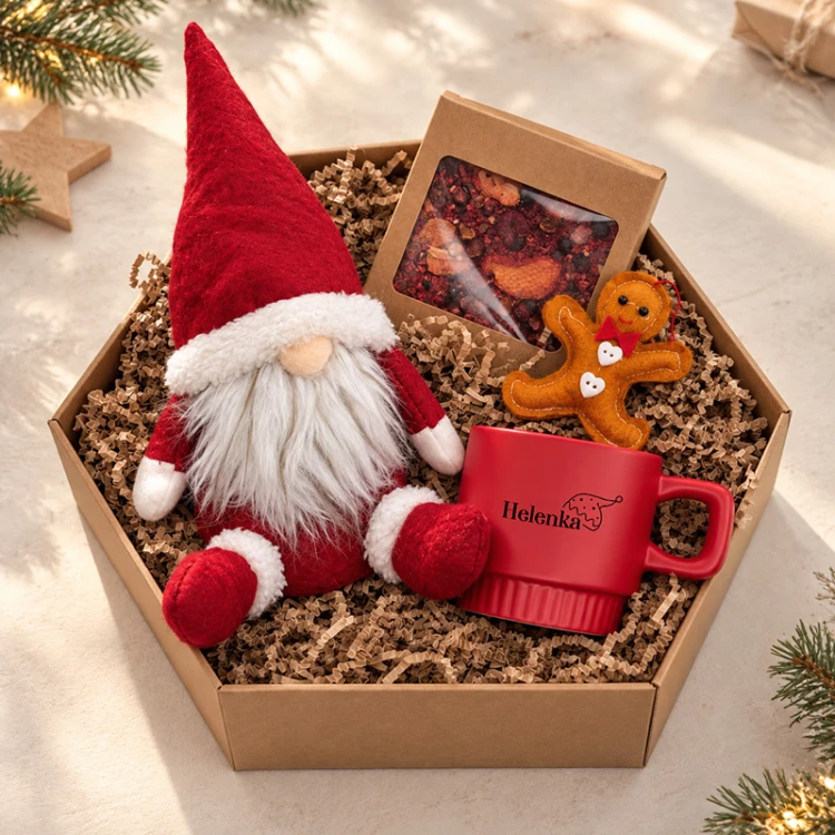 Świąteczny box prezentowy dla kobiety z personalizowanym kubkiem i skrzatem w czerwonym stroju.