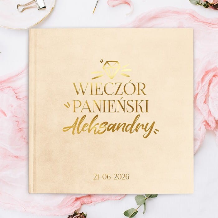 Kremowy album na wieczór panieński z personalizowanym złotym napisem i datą wydarzenia.