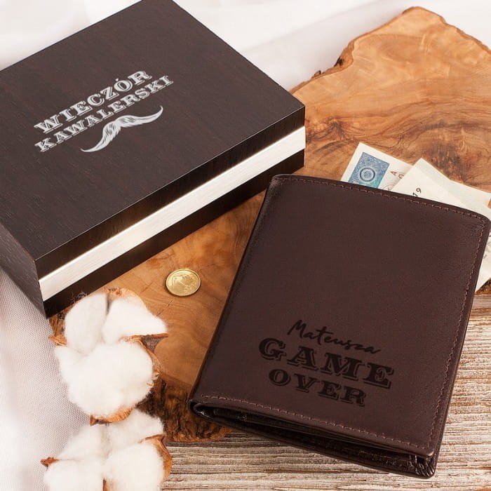 PORTFEL skórzany w etui Prezent na Kawalerski GAME OVER