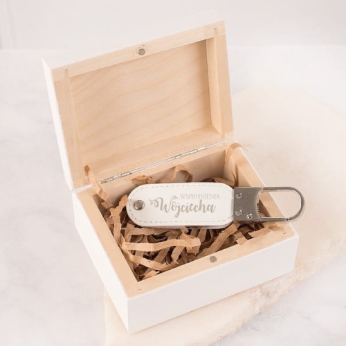 PENDRIVE skórzany z grawerem w drewnianym pudełku Prezent Urodzinowy