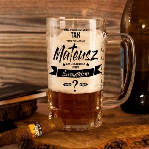 Personalizowany kufel do piwa z napisem „Ona powiedziała TAK. Mateusz, czy zostaniesz moim świadkiem?” w rustykalnej aranżacji z butelką piwa i cygarem.