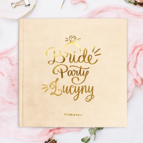 Kremowy album na wieczór panieński z napisem „Bride Party” i personalizowanym imieniem na okładce.