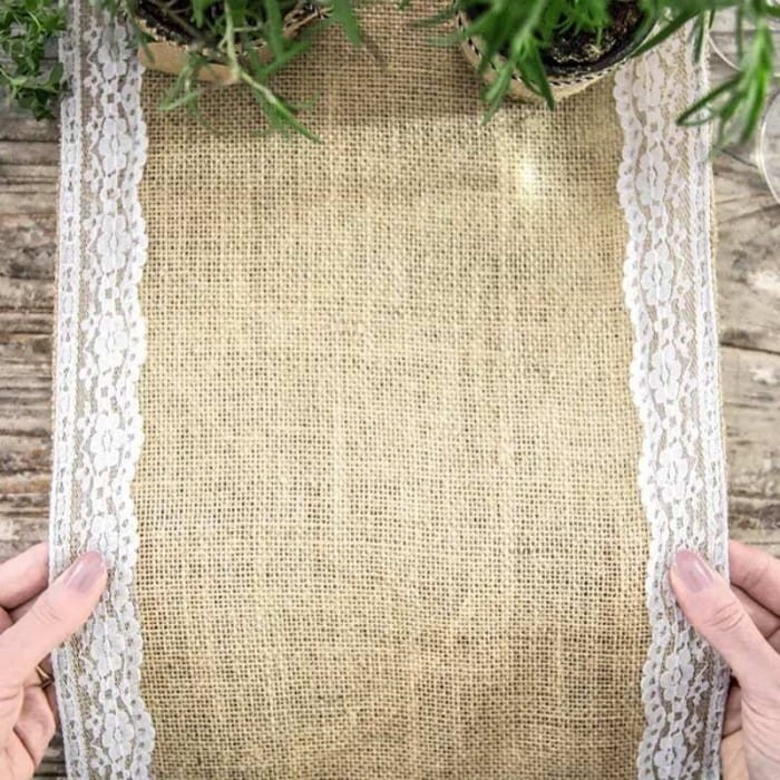 BIEŻNIK obrus jutowy z koronką na brzegach