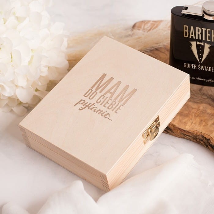 PROŚBA o świadkowanie dla niego Piersiówka w szkatułce