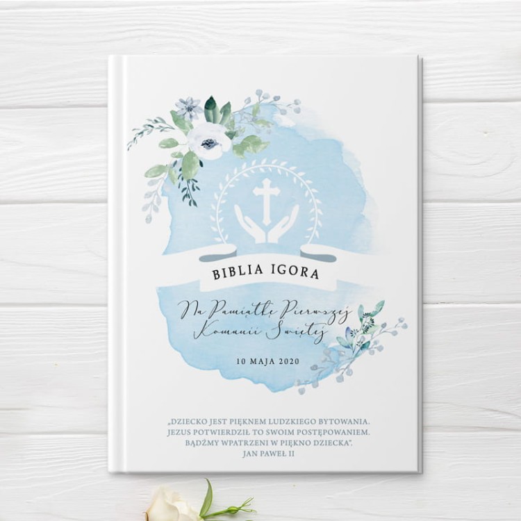Biblia prezent na komunię z imieniem Błękitne Gałązki.