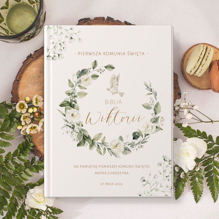 Biblia z imieniem dziecka na okładce.