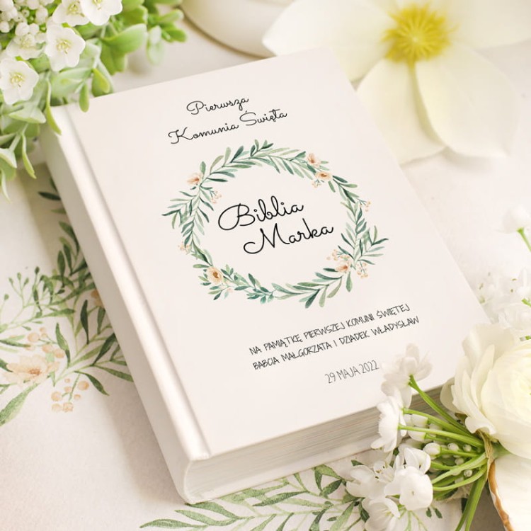 Biblia z imieniem dziecka i podpisem.