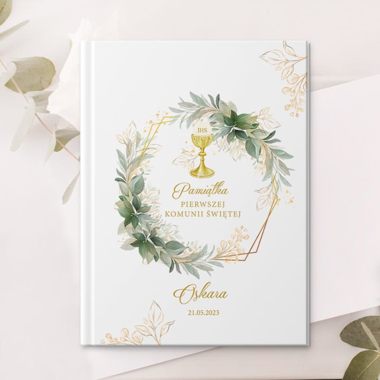 Biblia dla dziecka z imieniem i złoconym kielichem na okładce jako pamiątka Pierwszej Komunii Świętej.