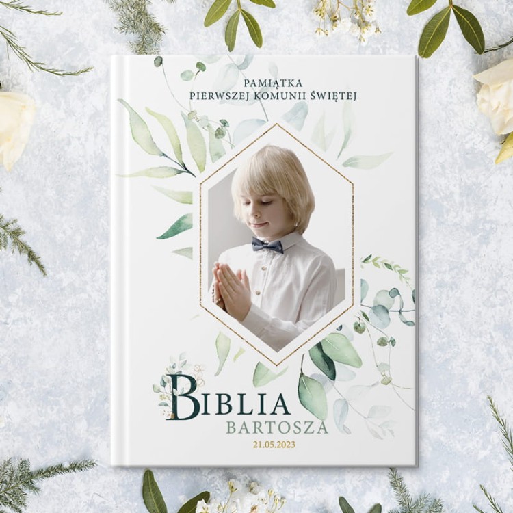 Biblia dla dziecka z imieniem dziecka i zdjęciem na okładce jako pamiątka Pierwszej Komunii Świętej.
