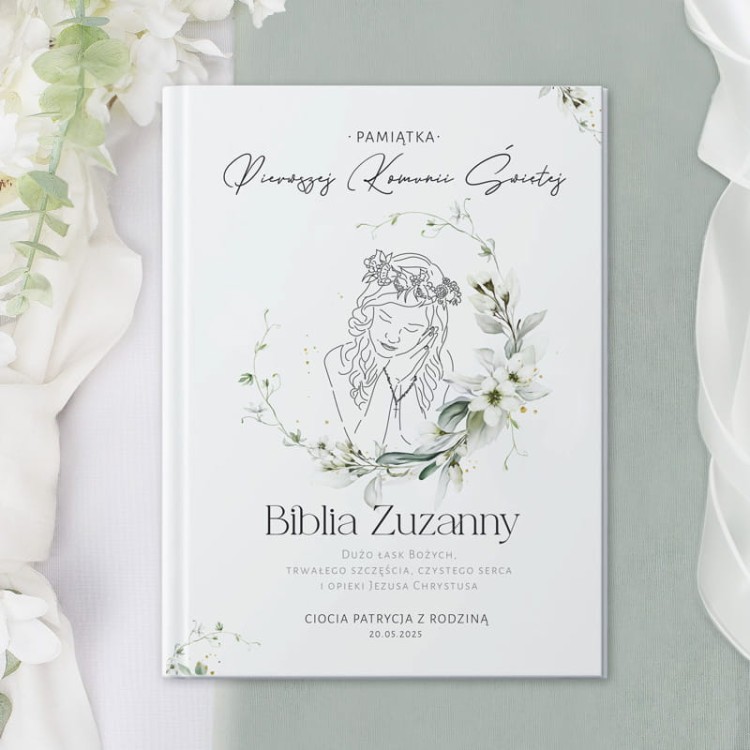 Biblia personalizowana dla dziecka z imieniem dziecka i rysunkiem dziewczynki w wianku.