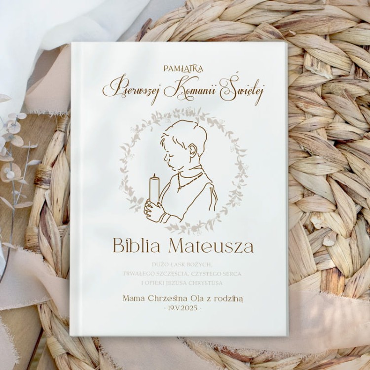 Biblia personalizowana dla dziecka z imieniem dziecka i rysunkiem chłopca ze świecą.