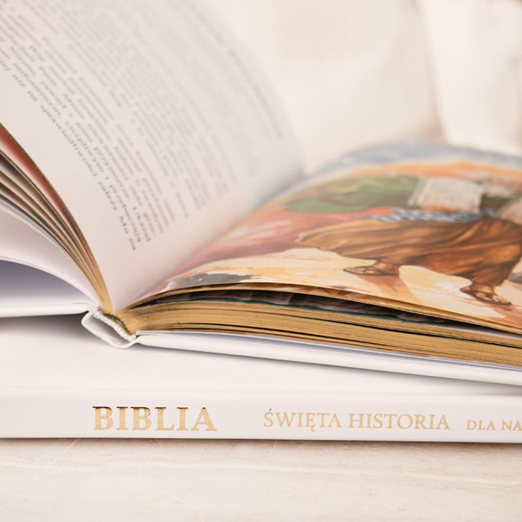 Twarda, matowa oprawa Biblii exclusive z imieniem dziecka i datą Pierwszej Komunii.