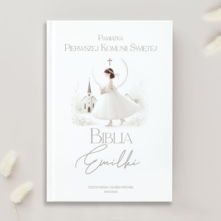 Personalizowana Biblia exclusive z ilustracją dziewczynki w komunijnej sukience i akwarelowym kościołem.