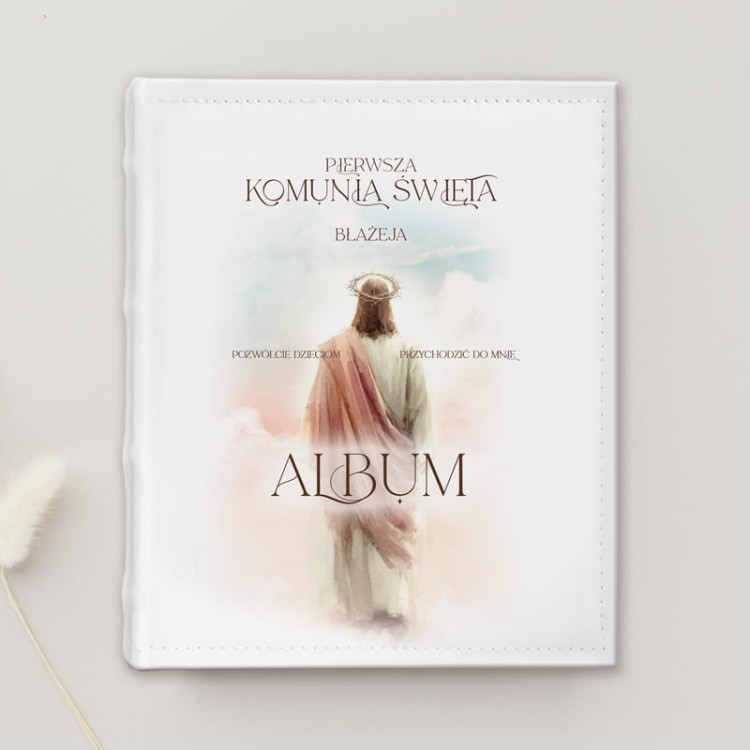 Personalizowany album komunijny na zdjęcia z wizerunkiem Jezusa i imieniem dziecka