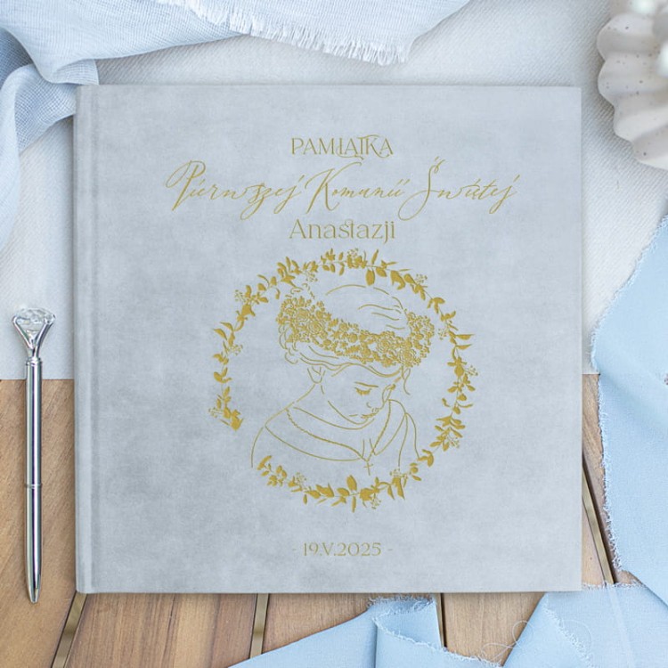 Elegancka personalizowana księga pamiątkowa na Komunię Świętą – doskonały prezent dla dziewczynki.jpg