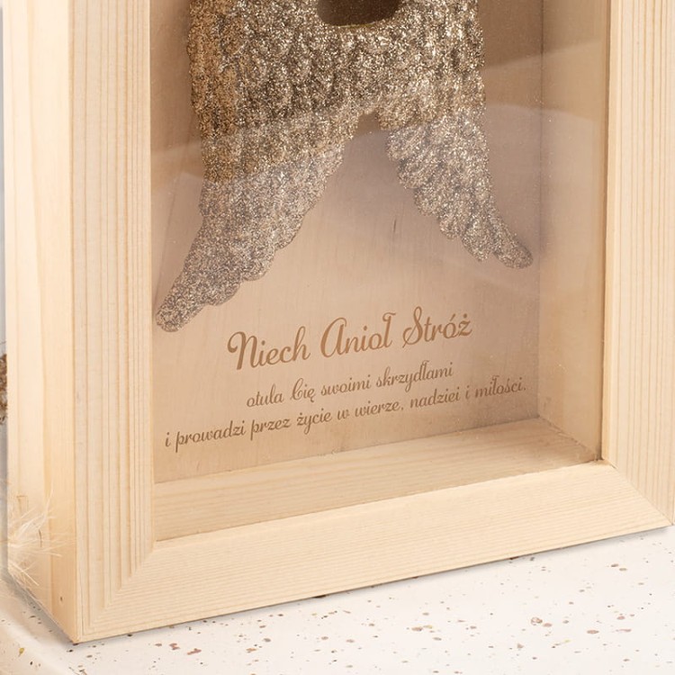 Subtelna drewniana skarbonka z eleganckimi złotymi zdobieniami