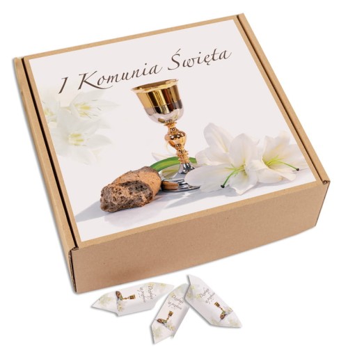 Eleganckie kraftowe pudełko zawierające krówki komunijne z motywem kielicha.