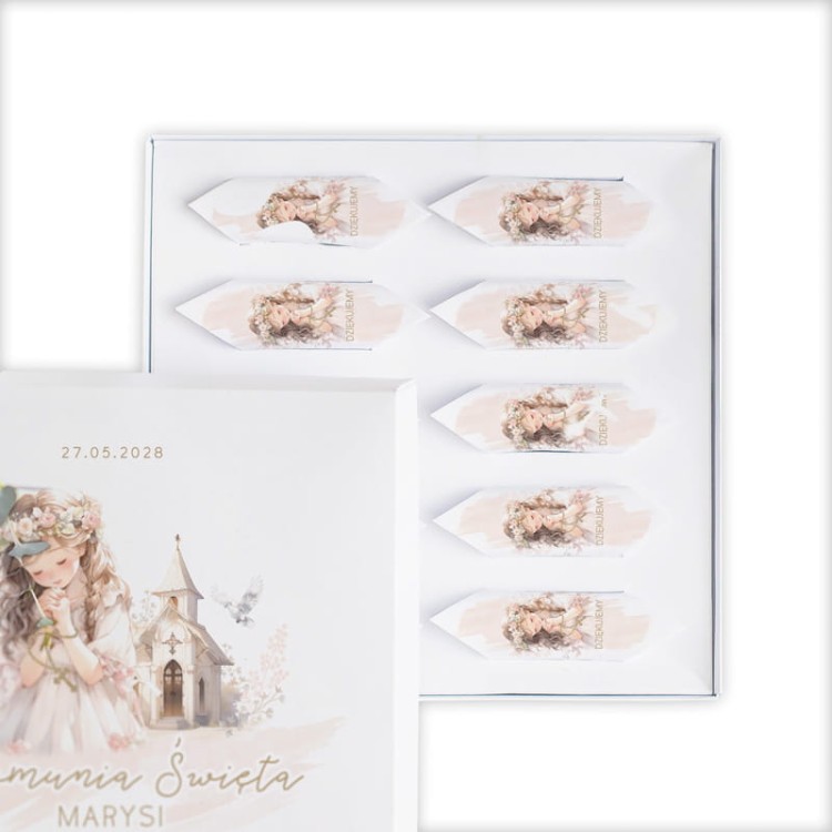 Personalizowana bombonierka z grafiką komunijną jako upominek dla dziadków.