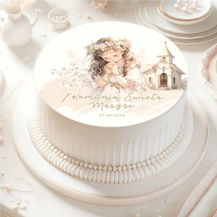 Biały tort komunijny z opłatkiem z dziewczynką