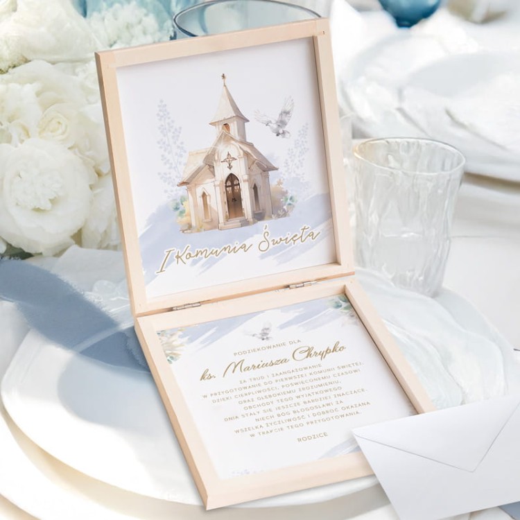 Personalizowane podziękowanie dla księdza w drewnianym pudełku z grafiką kościoła