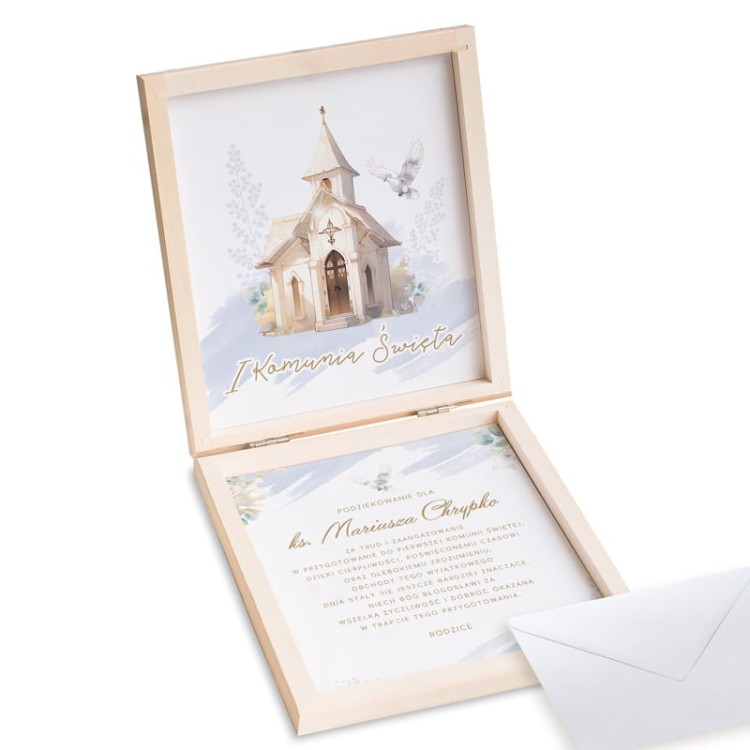 Drewniane pudełko z kartką podziękowania dla księdza od rodziców dziecka komunijnego