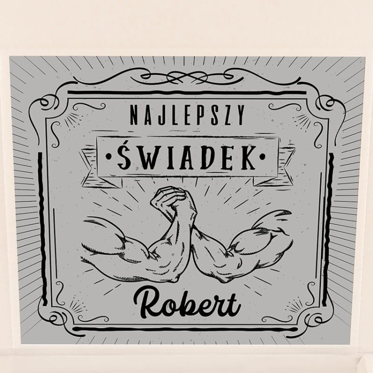 Pudełko z czarną piersiówką i słodkim akcentem dla świadka.