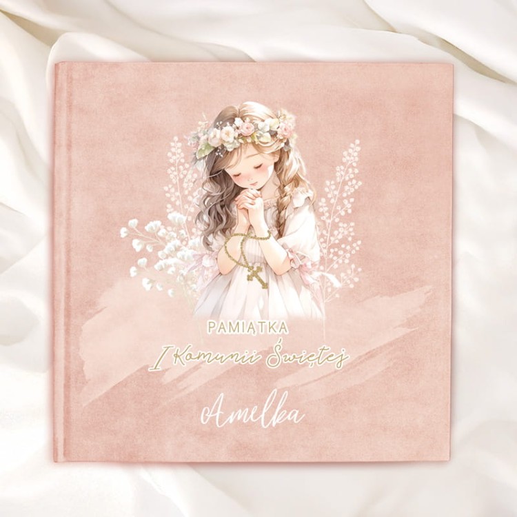 Komunijny album na zdjęcia z imieniem dziecka i motywem kwiatów.