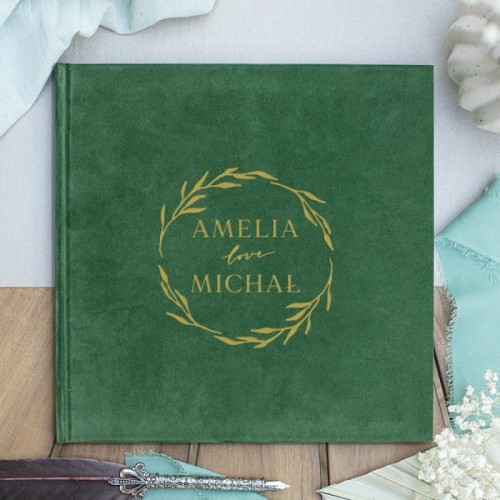 Zielony album pamiątkowy z personalizowanymi imionami pary i złotym wieńcem na okładce.