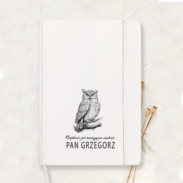 Personalizowany notatnik z imieniem to elegancki prezent dla nauczyciela na zakończenie roku szkolnego.