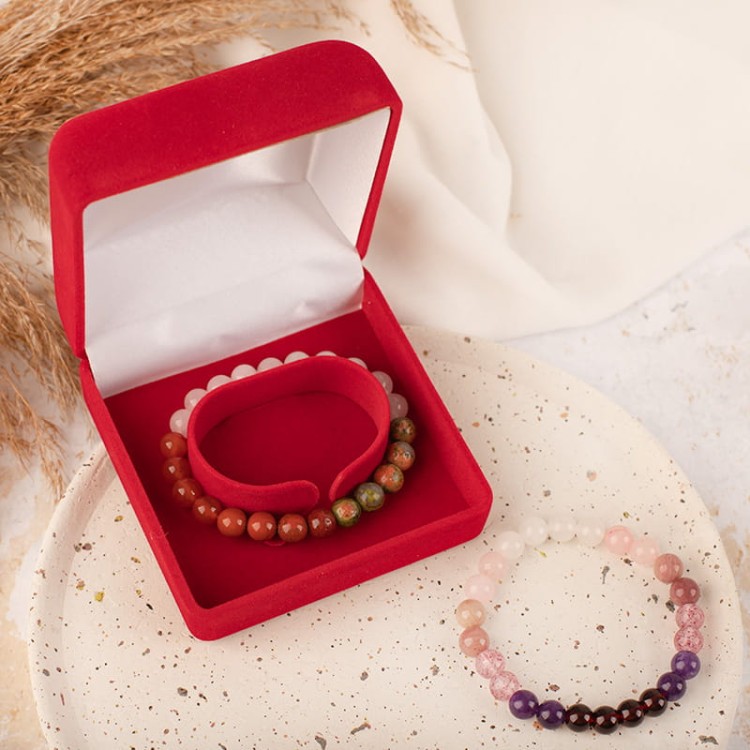 Bransoletka z kamieni naturalnych w welurowym pudełku