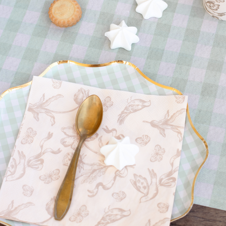 Beżowe papierowe serwetki, dekoracja stołu