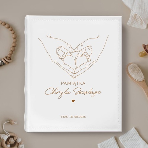 Album na Chrzest ze stópkami w sercu z dłoni