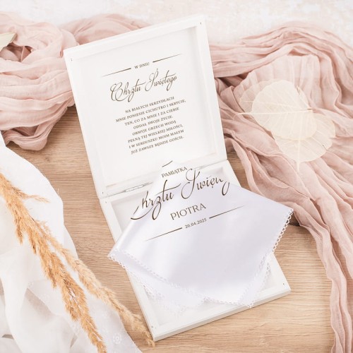 Skrzyneczka z drewna z szatką do Chrztu