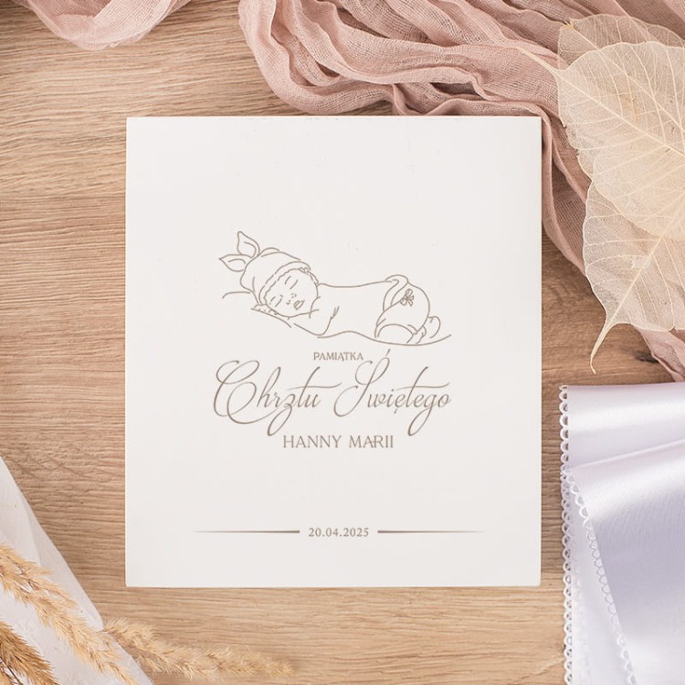 Skrzynka drewniana z szatką do Chrztu