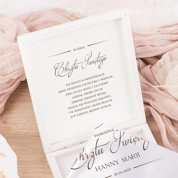 Białe pudełko pamiątkowe z szatką